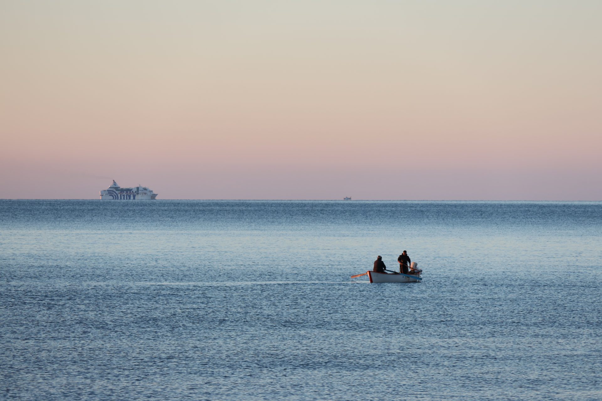 Pescatore artigianale, peschereccio a strascico e nave traghetto